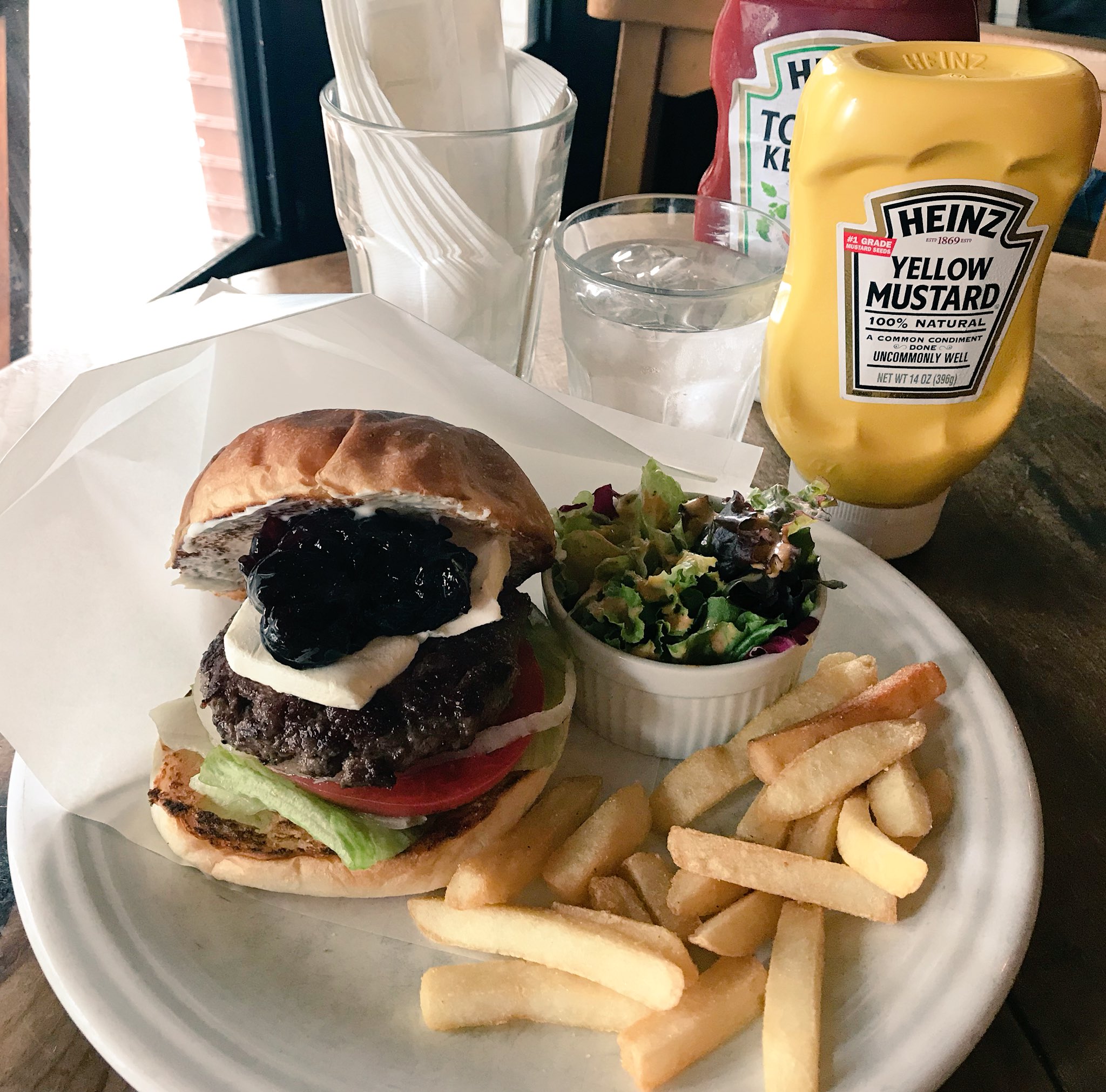 Ako Suzuki Had Cherry Burger At Burger Mania In Hiroo For The First Time Hey You Didn T Tell Me They Put Cream Cheese Too Whoa It Was Great Cc