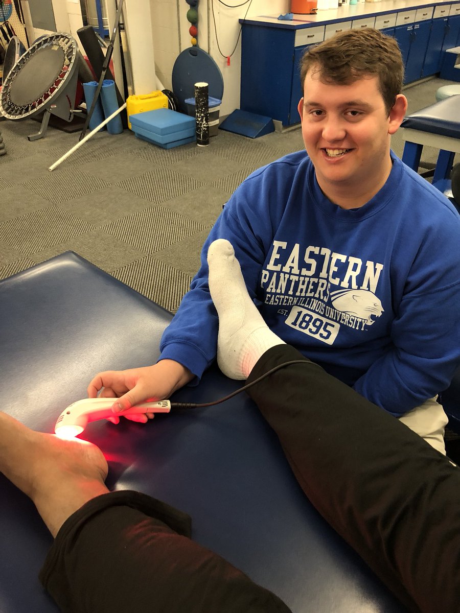 eiu_atc's tweet photo. Today’s the last #modalitymonday for this semester! Brad is using infrared light therapy on an athlete. The light therapy is helped to increase blood circulation, temporary relief of minor muscle aches and joint aches, pain and stiffness, and relaxation of muscles. #eiu https://t.co/5lzuP1wsaF