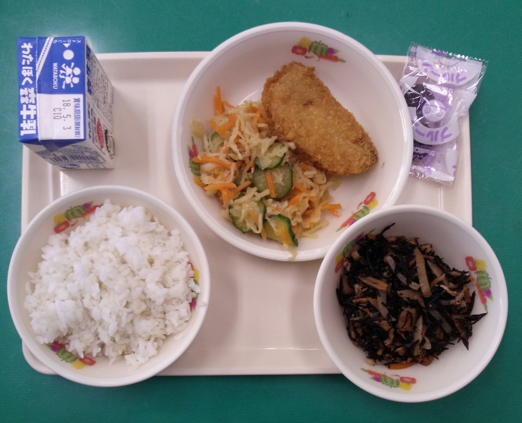 Hirakata Chu 本日の給食は 麦御飯 ソーセージサンドフライ ひじきの炒り煮 切り干し大根のサラダ ドライプルーン 牛乳です T Co 9zfr4c6lsk Twitter