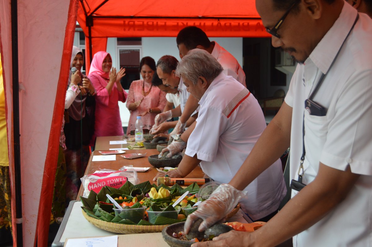 mulyakah's tweet photo. Unik nih di Hari Kartinidi Telkom Tasik, ada Lomba buat sambel dengan Branding produk Telkom, pesertanya kaum Adam, sambelnya uenak uenak , Sambel Pedas Benjar (Benah jaringan), Sambel Cibiuk Zeo at Five (utk gangguan) dll @TelkomTA6A6 , #kipasbudayaRACE https://t.co/5f2OqEglY9