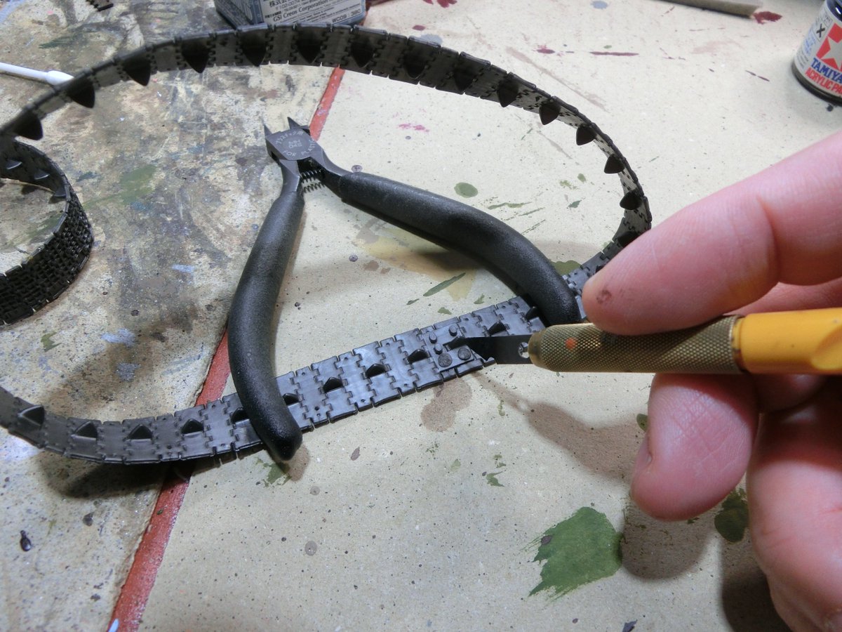 ブラスコウ 秋友克也 模型技法 ポリエチレン製ベルト履帯焼き止めのコツ よく 溶けて切れてしまう という話を聞くけど それは温度高すぎ 熱が多すぎ アートナイフの刃の反対側を使って ライターであぶって 一度に潰すピンは２つぐらいにしておけ