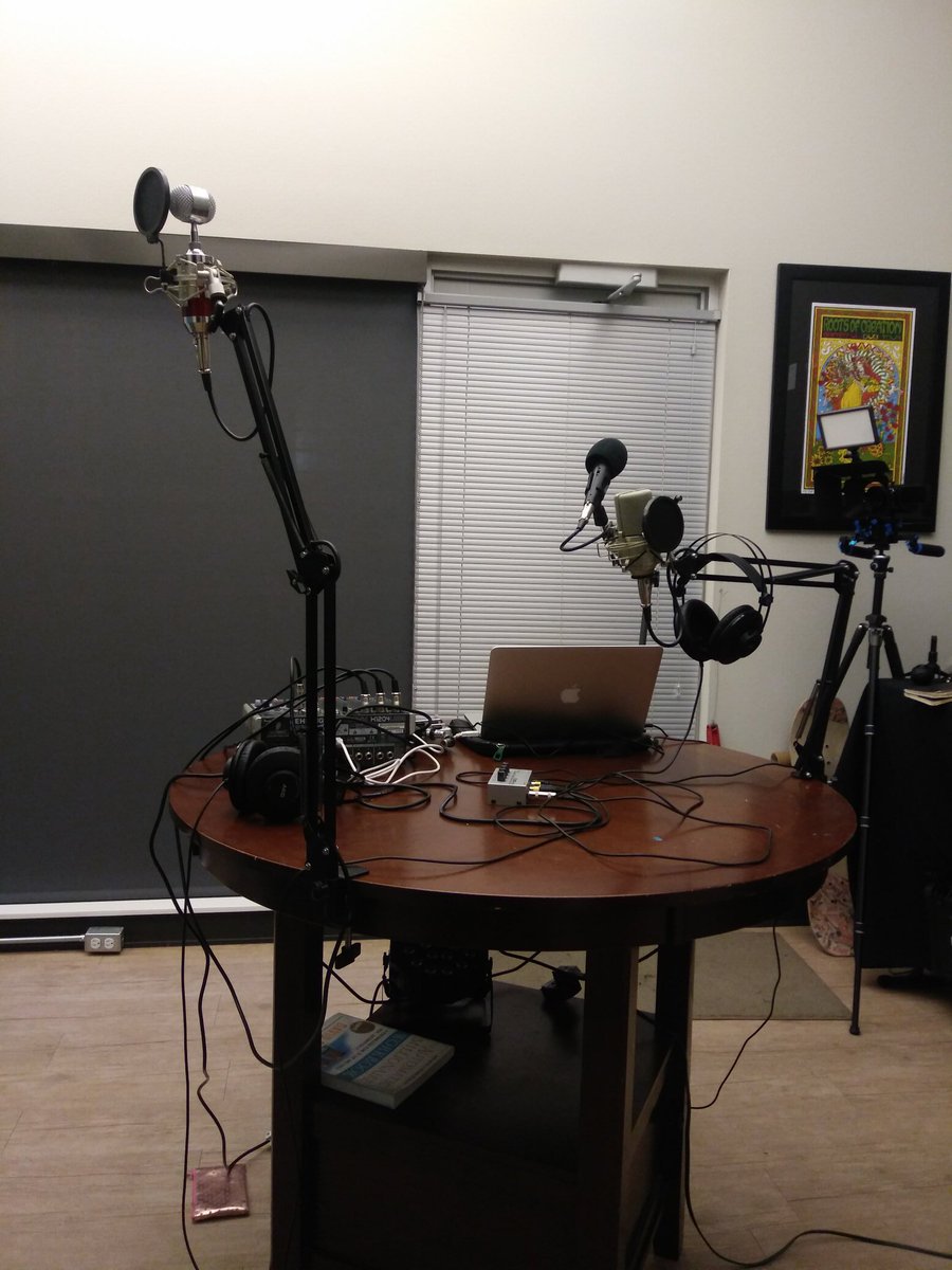 ThePlugLife's tweet image. Episode 21 complete and our guest for this evening is really tall.

#podernfamily #distribution #Racine