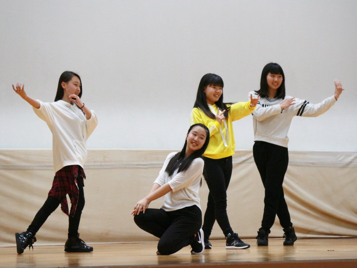 奈良文化高校 新入生歓迎会でのダンス部パフォーマンスの様子です ポーズが決まってますね ダンス ダンス部 奈良文化高校 カメラ女子 奈良文化高校 新入生歓迎会でのダンス部パフォーマンスの様子です ポーズが決まってますね ダンス ダンス部 奈良文化高校 カメラ女子