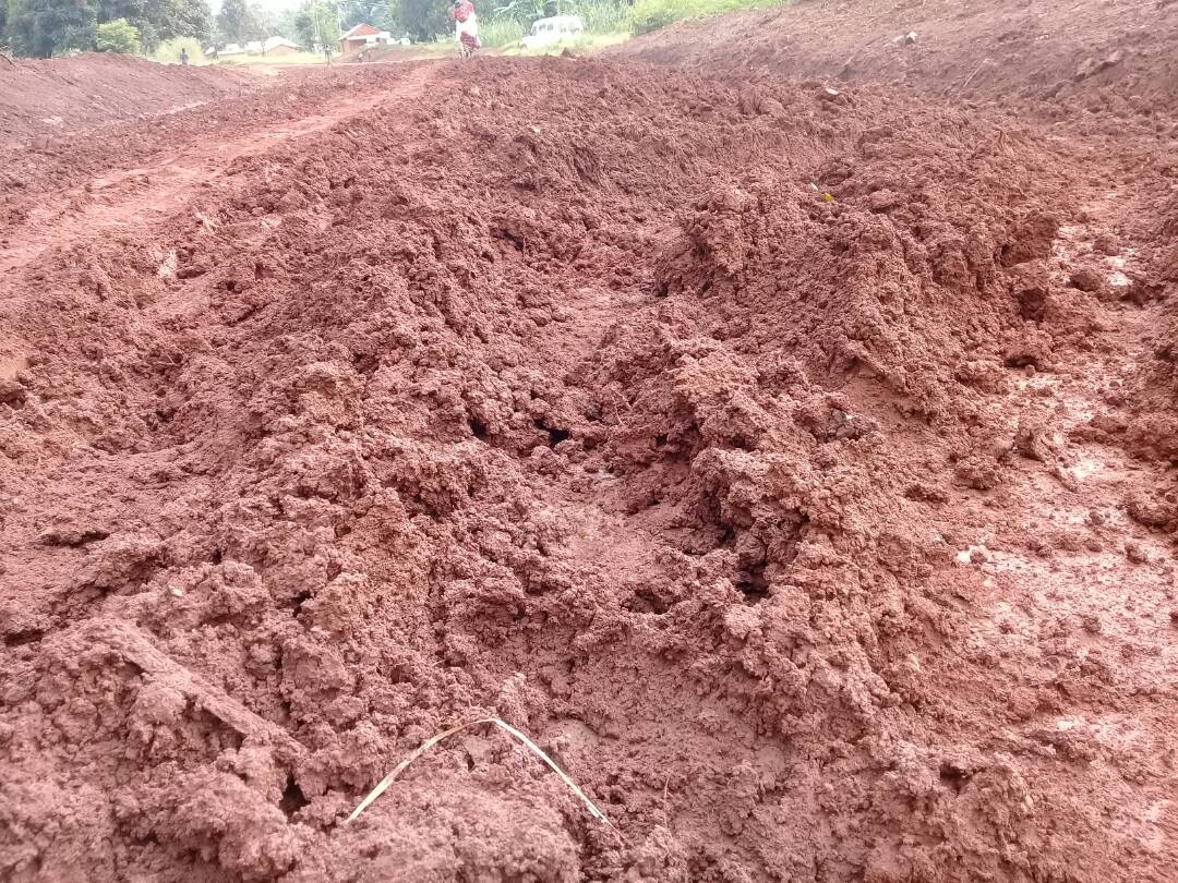 FidesiMashaka's tweet photo. Hii itokeayo #rusohoko kuerekea #kibingo wilayani #kibondo. Kama unavyoiona hapo ni baada ya trekta kutengeneza lakni mvua ikinyesha hapapitiki magari yanayosafiri kupitia hiyo barabara yanahangaika sana.Tunaomba gazi ya juu ichukue hatua.@atashasta nditiye@billmarwa@sethilomo https://t.co/M5lXg3e4aX