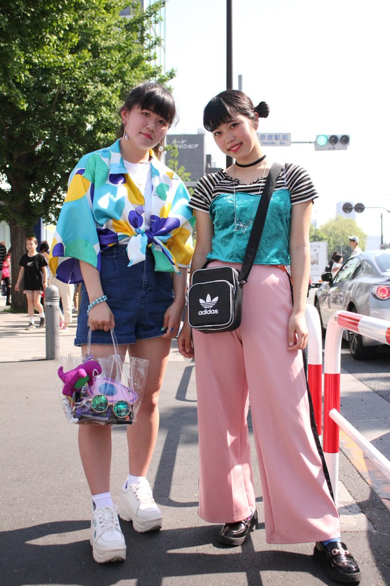 Tfs編集部 4 22 原宿スナップ トップスを手作りしたという Aya Ne Aloha さんと インスタ M Watersky さん 素敵な柄と色で ハンドメイドとは思えないハイクオリティーでした 東京ファッションスナップ お洒落 スナップ 原宿 お洒落好きな