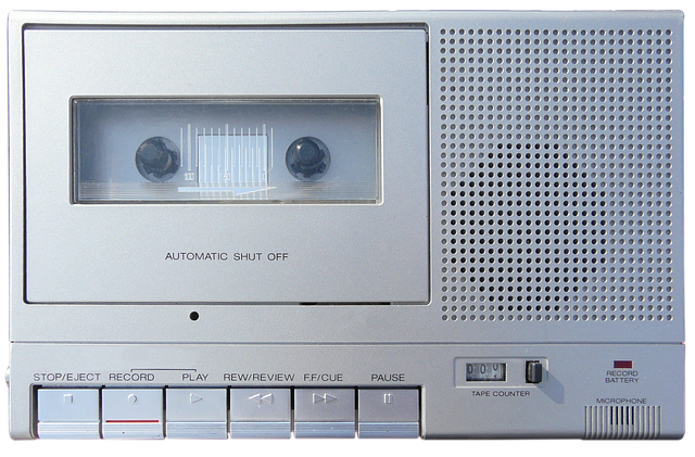 PlanetcatMedia's tweet photo. Obwohl #Kassetten schon lange zur historischen #Technik gehören, haben sich die #Symbole auf den #Tasten erhalten und sind auch auf digitalen Musikplayern abgebildet. https://t.co/uhj6XVYSfP