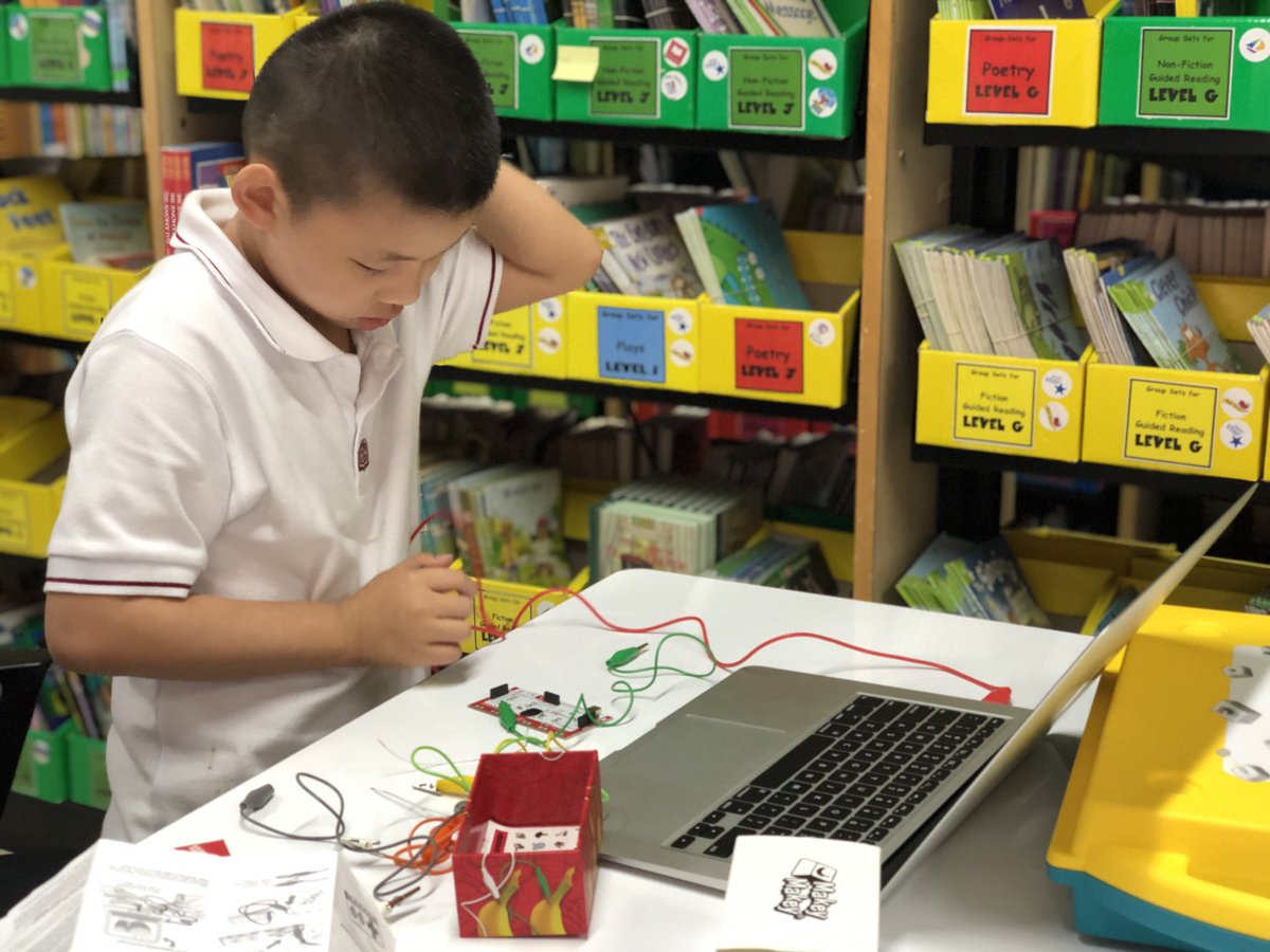 WLIAO's tweet photo. .Gadget Lab - 測試員玩得可開心了@CISHK @dorakio #puzzlet #makeymakey #bloxels https://t.co/2ps3itaoOb