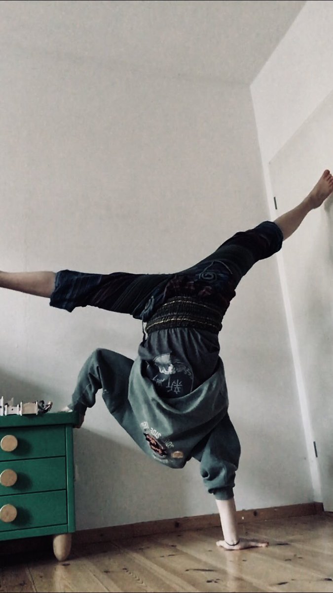 JWildkind's tweet photo. #BeLikeJu (uuuups etwas spät)😂😂
@Julien_Bam mein Fuß berührt nichtmal die Wand😂#wow https://t.co/NJeCZCCh0G
