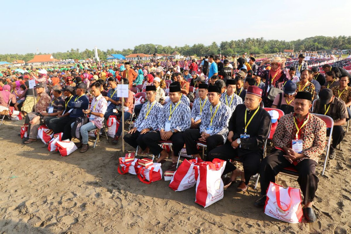 Presiden <a href="/jokowi/">Joko Widodo</a> didampingi Menteri <a href="/susipudjiastuti/">Susi Pudjiastuti</a> memberi sambutan sekaligus meresmikan Keramba Jaring Apung (KJA) Offshore di perairan Pangandaran. Teknologi KJA offshore ini adalah salah satu sarana dalam mendorong munculnya industri akuakultur nasional.💪