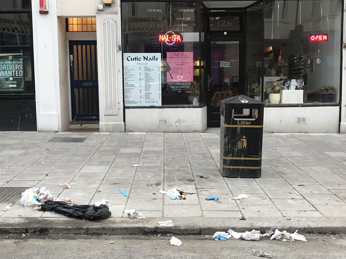 TidyKeeping's tweet image. Residents Rubbish. Sandgate Rd Tuesday April 24th 05.40. Not a collection day! @fstonehythedc @fstoneherald #folkestone #Flytipping