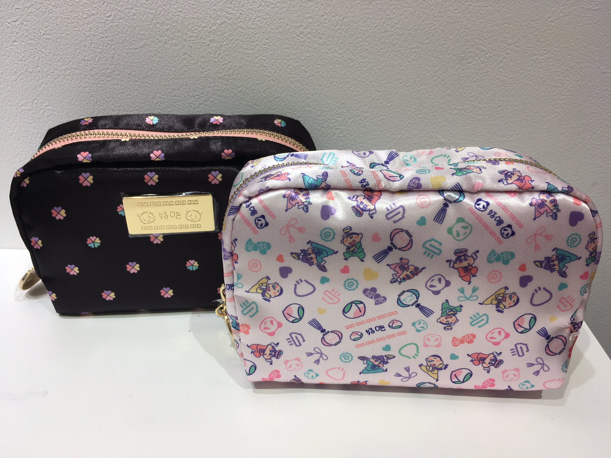 公式 クレヨンしんちゃんオフィシャルショップ アクションデパート東京駅店 Twitterren こんにちは 本日も元気にオープンしてます 映画カンフーボーイズの新商品 大容量で使いやすいコスメポーチとワンポイント刺繍が可愛い今治タオルが登場 パステルカラーが