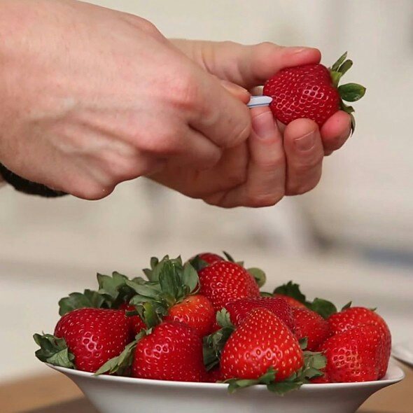 Dorong bagian daun dari bagian bawah stroberi menggunakan sedotan, dalam hitungan detik kamu sudah bisa menikmati buah mungil yang manis ini tanpa gangguan tangkainya.

Gampang kan... 
#tipskicaubintaro #tipsbintaronline #infobuah #buahstroberi #manfaatbuahstroberi