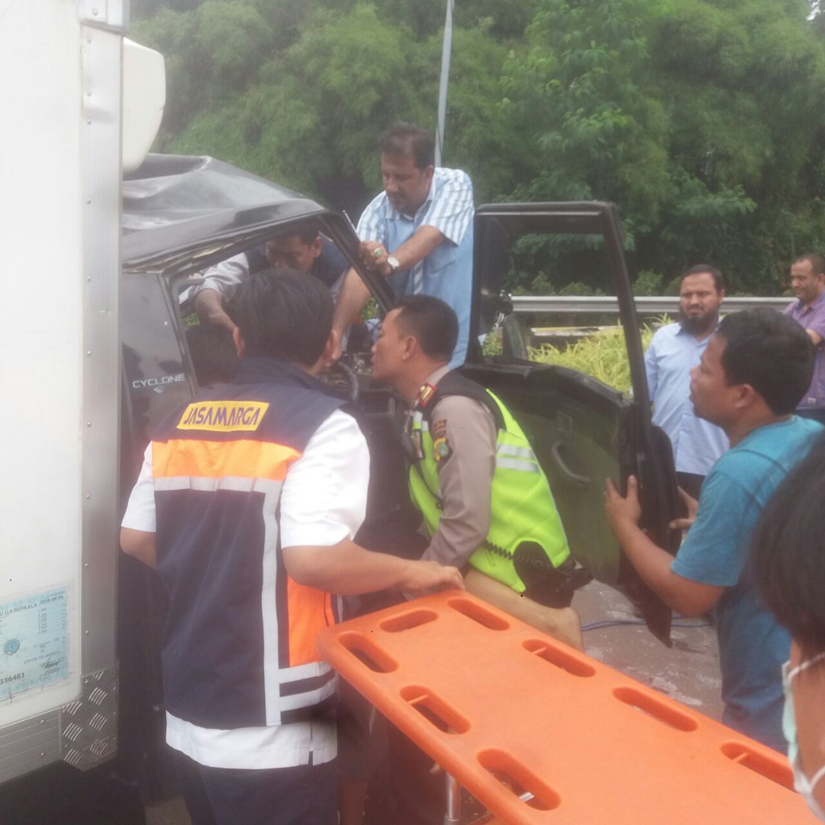 12:22 AKP Babang Krisnadi Evakuasi korban kecelakaan di Tol Jagorawi KM 02:600 arah Cawang lalu lintas tersendat masih dlm pengamanan petugas PJR
