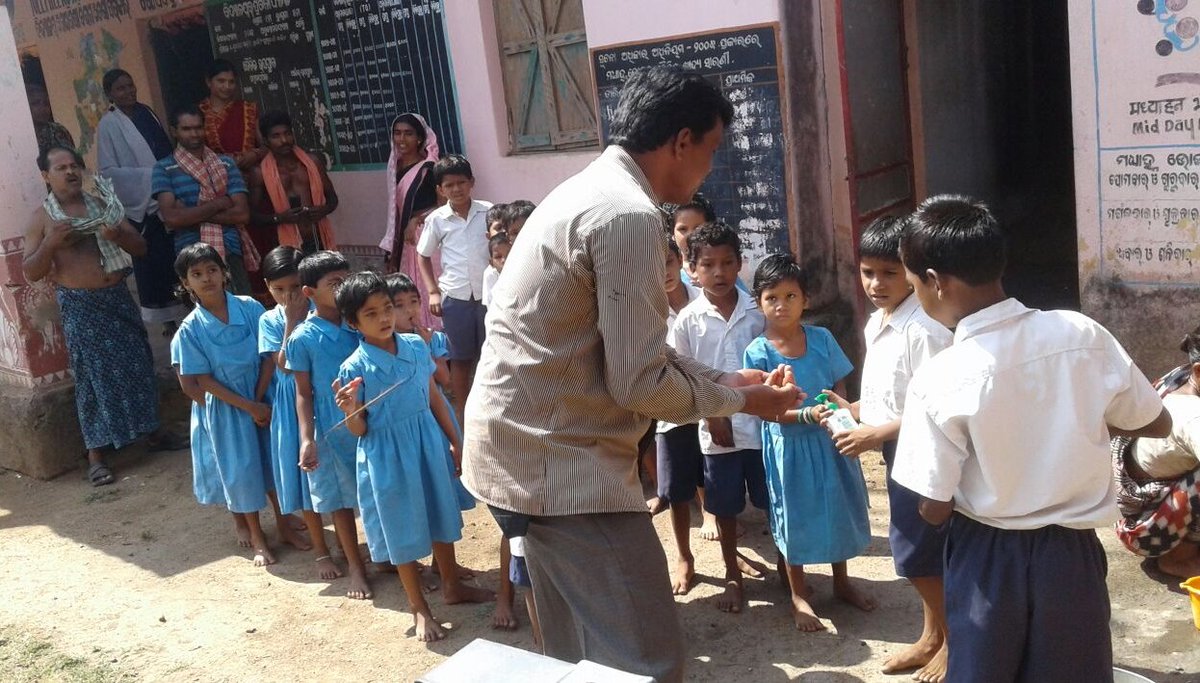 School hand washing program carried out at chaunrpur school of purunakatak GP.@odisha_zsbp <a href="/sbmodisha/">SBMODISHA</a> <a href="/PRDeptOdisha/">Panchayati Raj and Drinking Water Department</a>