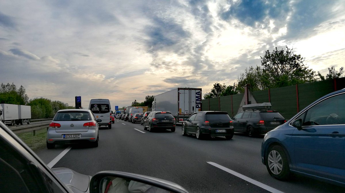 mbconnectline's tweet photo. Morgens, halb acht in Deutschland. Auf dem Weg zur #HMI2018 treffen wir uns in Halle 8, A04/1 um über #Fernwartung #Datenlogging und #Cybersicherheit zu sprechen? https://t.co/vVRIincGwY