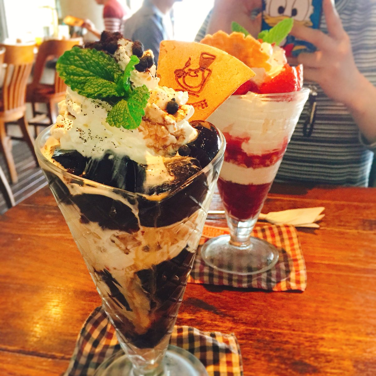 krso37's tweet photo. そーいやほーちんとお出かけしたんですね
最近遊んでなさすぎてねぇダメですよ
ラーメン、パフェ、スタバ、焼き鳥って食べすぎました。ぜんぶほーちんの奢りでしたありがとう🙏🏽🙏🏼
帰ってからの死霊館はあかん https://t.co/C5ckOFNBYN