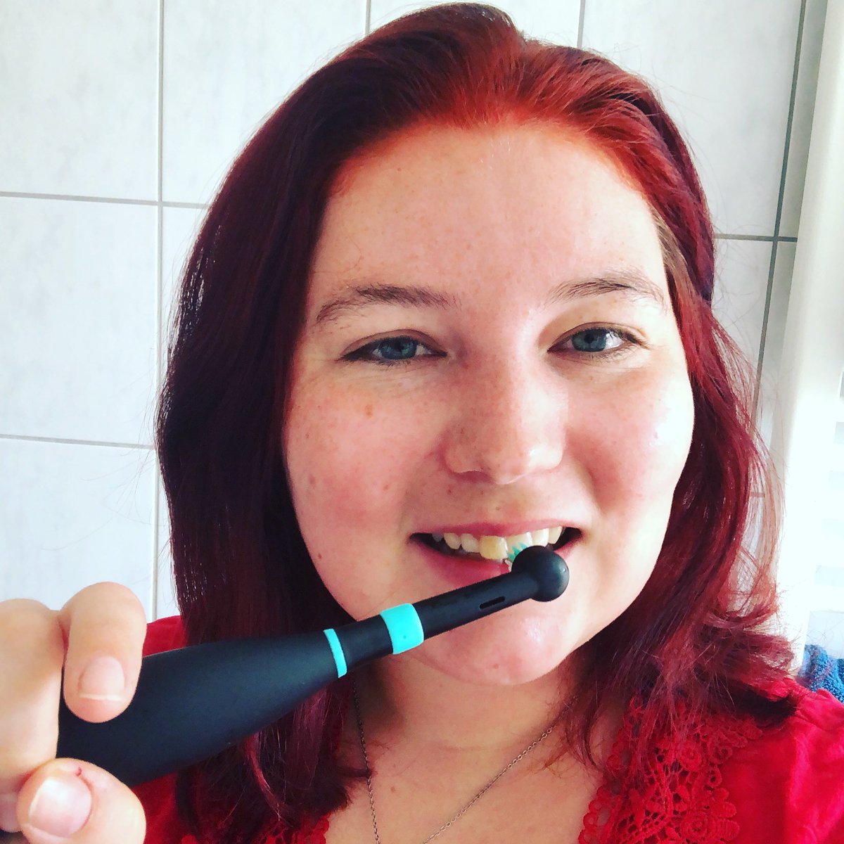 Gewinnbiene's tweet photo. #Werbung Guten Morgen, ich bin täglich fleißig am testen. Testobjekt ist ja die @gethappybrush . Klappt dank der Quadranten Funktion super. Durch Vibrationen wird angezeigt in welchen Bereich (ist unterteilt in oben/unten rechts und links) geputzt werden soll.
#happybrush https://t.co/ASEZcO51pp