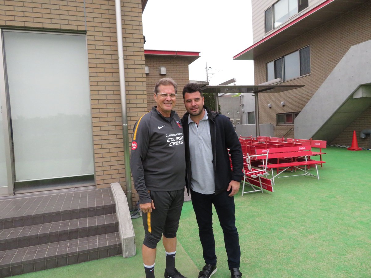 スポニチ サッカー取材班 浦和レッズ 明日25日はアウェー柏戦 初陣となる オリヴェイラ 新監督は 1戦目に向けワクワクした気持ちは隠せない 練習後にはクラブハウスを訪れていたレッズobで友人の ポンテ 氏とも談笑 浦和について多くの事を スポニチ サッカー取材班 浦和レッズ 明日25日はアウェー柏戦 初陣となる オリヴェイラ 新監督は 1戦目に向けワクワクした気持ちは隠せない 練習後にはクラブハウスを訪れていたレッズobで友人の ポンテ 氏とも談笑 浦和について多くの事を