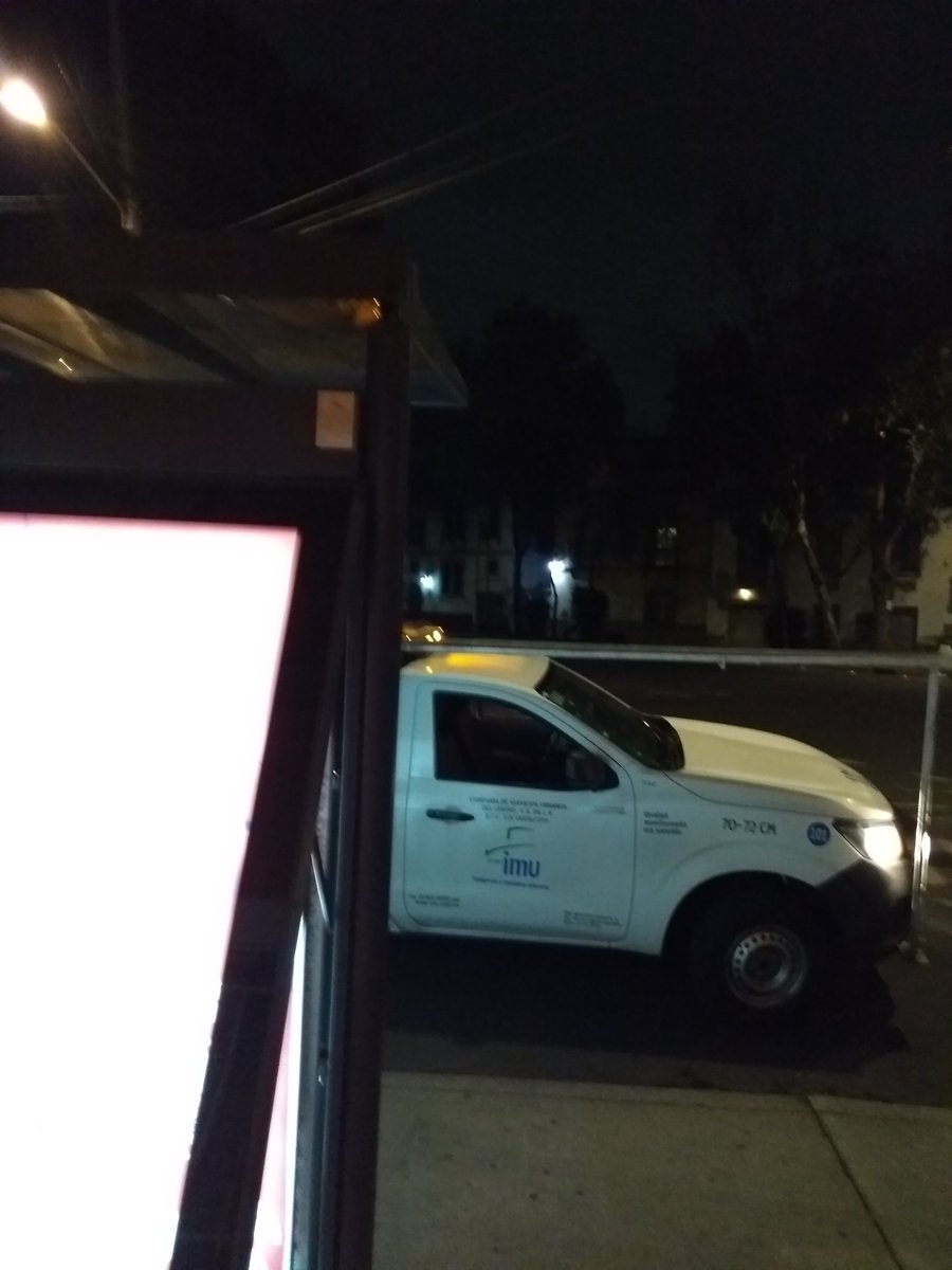 CHANYLUVOV's tweet photo. Todos los lunes nos desvelan los empleados de IMU PUBLICIDAD, vienen a cambiar su publicidad entre la 1 AM y 4 AM sin la menor consideración de que hay vecinos durmiendo https://t.co/I7nbqwzRsb