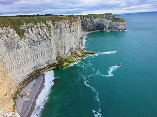 Reposting @milaisaac: - via @Crowdfire 
Normandie 💚
.
.
.
.
.
#Étretat #Normandie #France #Europe #Discovereurope #Igersfrance #Explore #Adventure #Cliffs #Nature #Breathtakingview #Views #Travel #Travelgram #Travelgirl #Traveladdict #Colorsofnature #Wow #Worldplaces #Instagood