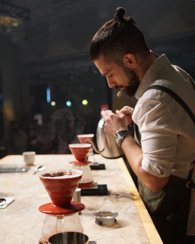 CafetoriaR's tweet photo. Baristamme Levi osallistui viime viikonloppuna @SCAEFinland järjestämään Suomen Brewer’s Cup kilpailuun @HelCoffeeFest - tapahtumassa ja sijoittui finaalissa 4. sijalle. Olemme todella ylpeitä hänen suorituksestaan, ONNEKSI OLKOON! :) #brewerscupfinland https://t.co/3Qu4ncweDQ