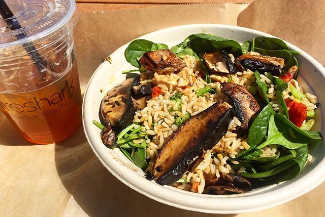 FresharkJuice's tweet photo. Delicious spinach salad topped with chicken and portobello mushrooms for lunch 
📷: @thefitwaywithtk_tiu https://t.co/5vGjnESLdW