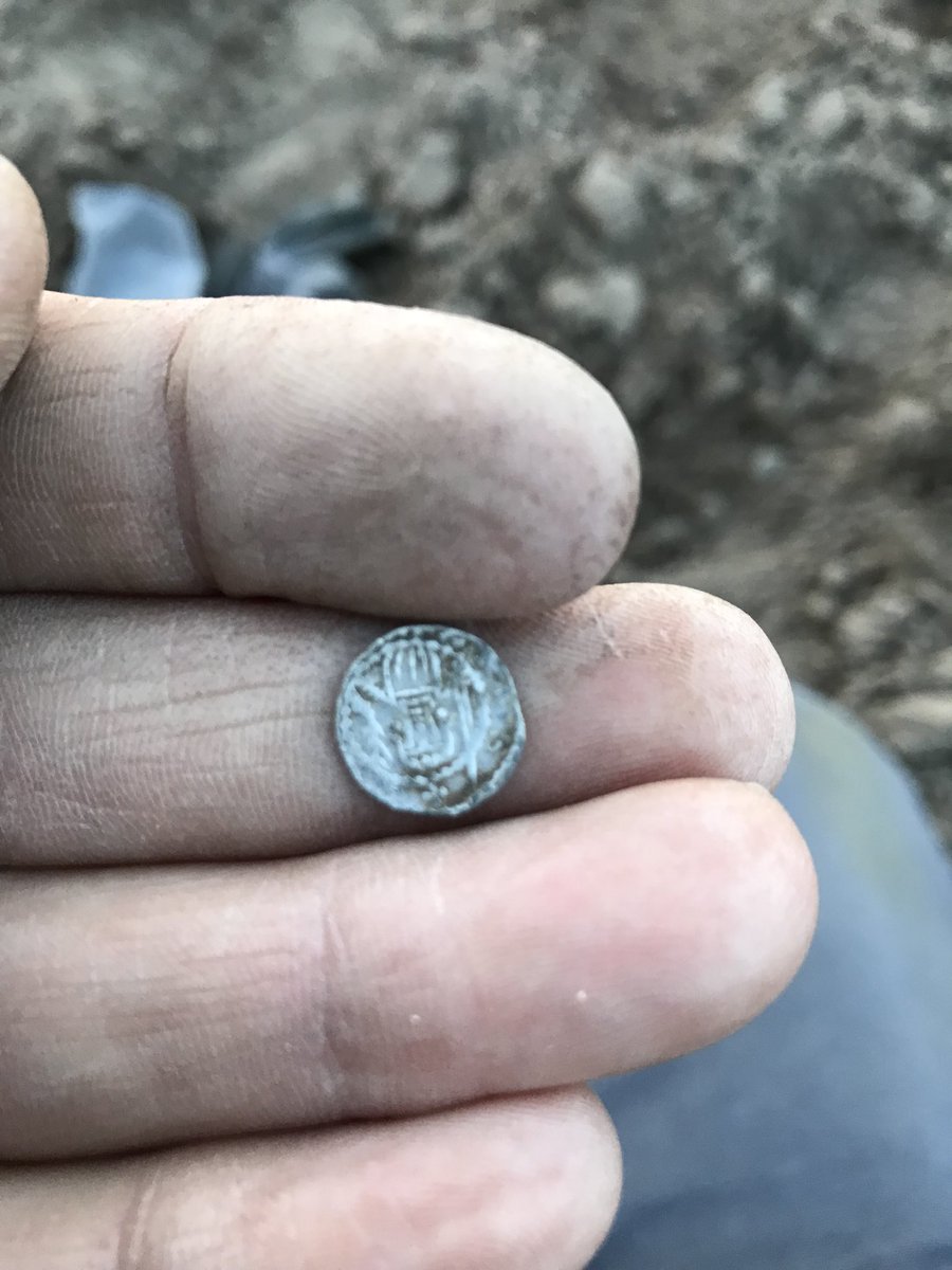 megadonkeys's tweet photo. I found some nice things , a small roman fibular brooch and a medieval hammered coin , so happy .. #metaldetecting #medieval #silver coin #fibular brooch #netherlands https://t.co/VFFHnAnn5v