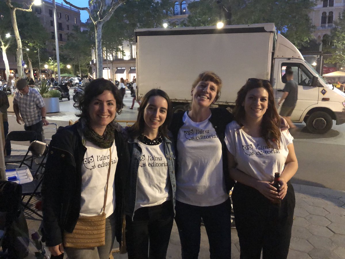 laltraedi's tweet photo. Quin dia, família! Estem esgotades però ultracontentes. Demà penjarem fotos maques del nostre #SantJordi meravellós. Quin èxit! Feliç ressaca de diada a tothom!
#laltraeditorial #laltragrrrls https://t.co/Lww7R5IO50