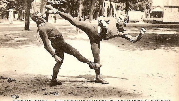 Inigo__Montoya's tweet image. Ĉu vi jam aŭdis pri la "#savate"?
Estas franca batala tekniko, inventita en la 19-a centjaro. Ĝiaj fakoj estas ankoraŭ uzataj hodiaŭ en filmoj kaj serioj.
Angla inĝeniero miksis tiun arton kaj azian luktosporton. Li inventis specion de angla savate, la "#Bartitsu".

#Esperanto