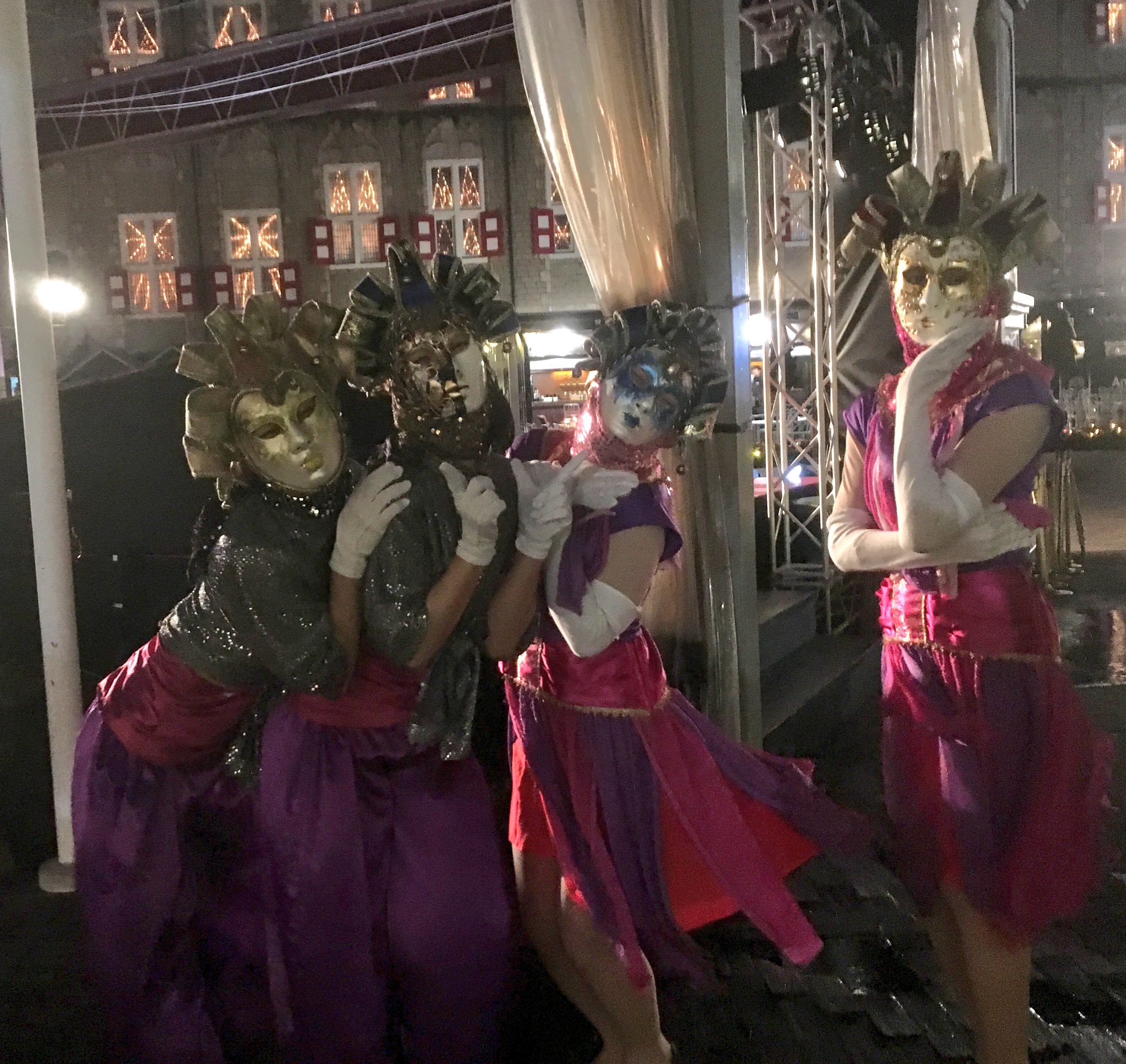 Gakuji 4月２４日 雨上がり火曜の夜 仮面舞踏会 今日はアムスのスパー銭湯 スター不在のためゲストがいない 出だし自分一り最終的に３人加わって4人 うち1人はお情け こんな時インチキおじいさん がいてくれたらなー でも マンツーマンでのダンスレッスン