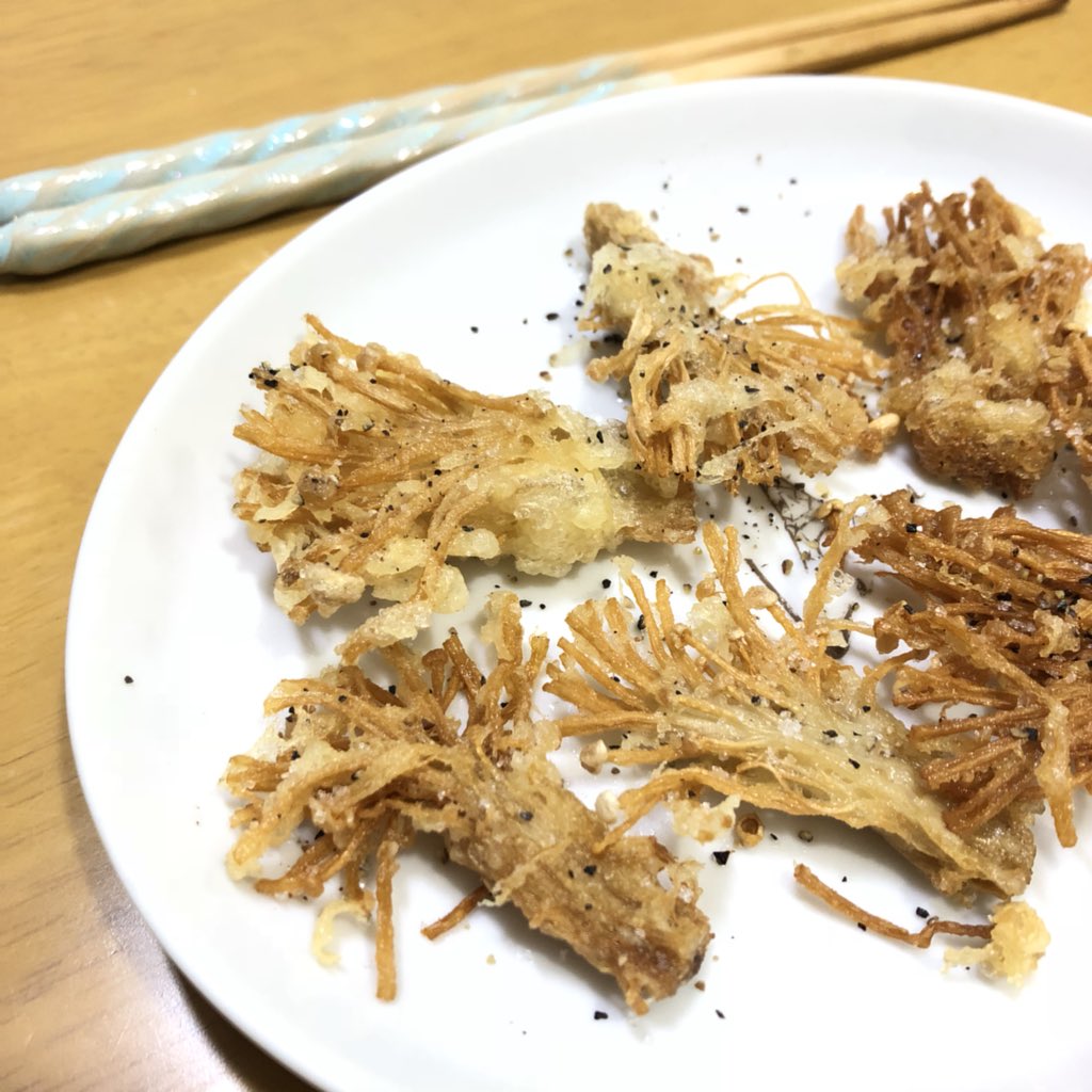 ましこ Twitterren 最近えのきの天ぷらにハマってます ざっくり横半分に切って根元の繋がってる部分のみ使って 適度な大きさに割いて天ぷら 粉付けて揚げるだけ 塩胡椒で食べると 正直定番のマイタケよりウマい 自分的にえのきかこれ と異次元の美味しさ感じまし ましこ Twitterren 最近えのきの天ぷらにハマってます ざっくり横半分に切って根元の繋がってる部分のみ使って 適度な大きさに割いて天ぷら 粉付けて揚げるだけ 塩胡椒で食べると 正直定番のマイタケよりウマい 自分的にえのきかこれ と異次元の美味しさ感じまし