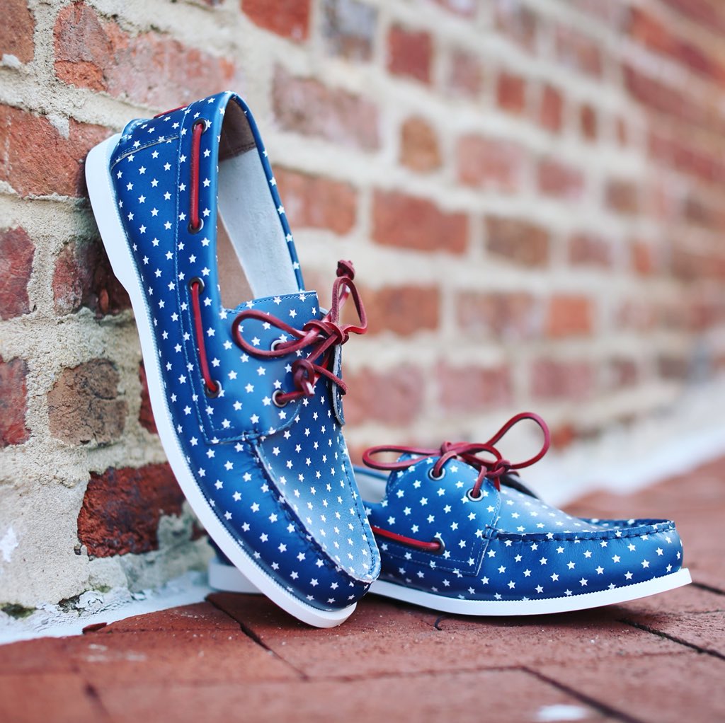 froatsshoes's tweet photo. DYK our Star Spangleds are the only FROATS with colored laces? We top off these blues with brass eyelets and all leather, matte red laces for maximum elegance. #froatsshoes #fresh #lifestyle #stars #shoes #cutlooseandchasethegoose https://t.co/L10vJKtk43