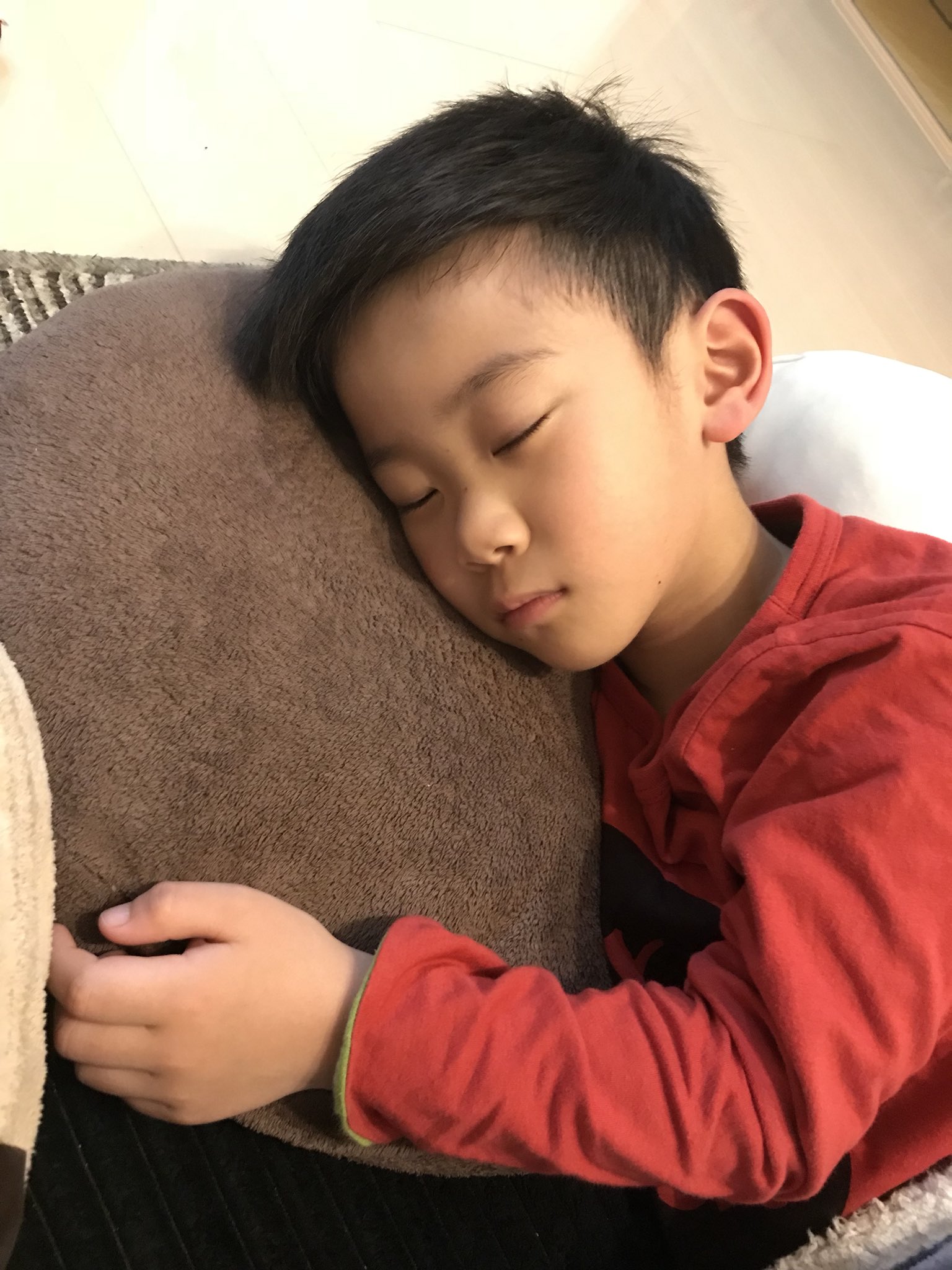 とんとん 寝顔パート2 今日の夕方また寝てしまいました やはり歩いて行ったり お勉強疲れるのかなぁ みなさんもお疲れ様です おやすみなさーい キッズ 寝顔 小学生 T Co 7ughrqbckf Twitter