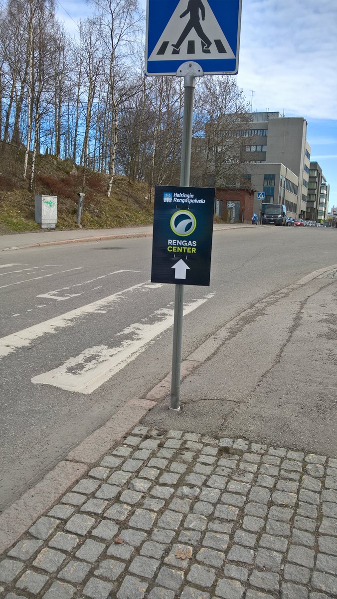 TiiTikk's tweet photo. Tässä teille @HelsinkiKymp @helpalaute #helpalaute esim. siitä, miten yksi yritys mainostaa Itäväylältä Hniemen liittymästä Hitsaajankadulle ja ed. toimitilansa eteen. Autot katujen pesun edeltä siirretään, #Ateline'itä   #pyöräily näemmä ei, päätetty se on sekin jossain. https://t.co/MQI2RtBYPS