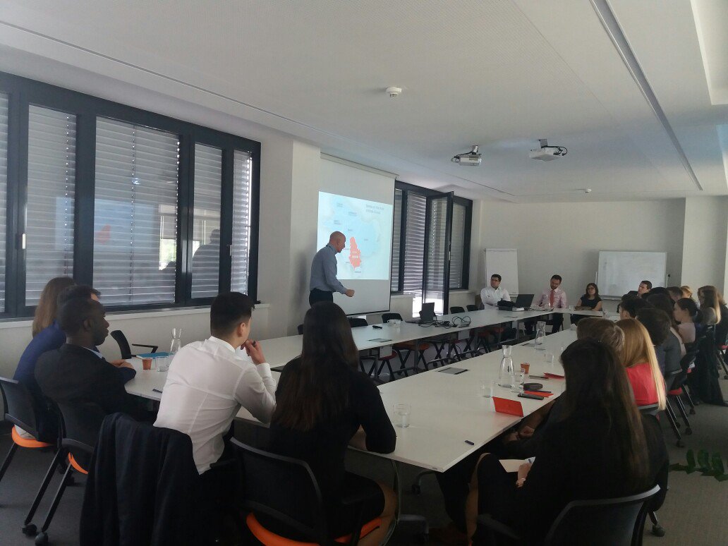 Slavko Caric, CEO Erste banke diskutuje sa ucesnicima Group Graduate Programa o buducnosti bankarstva. #verujusebe #erste