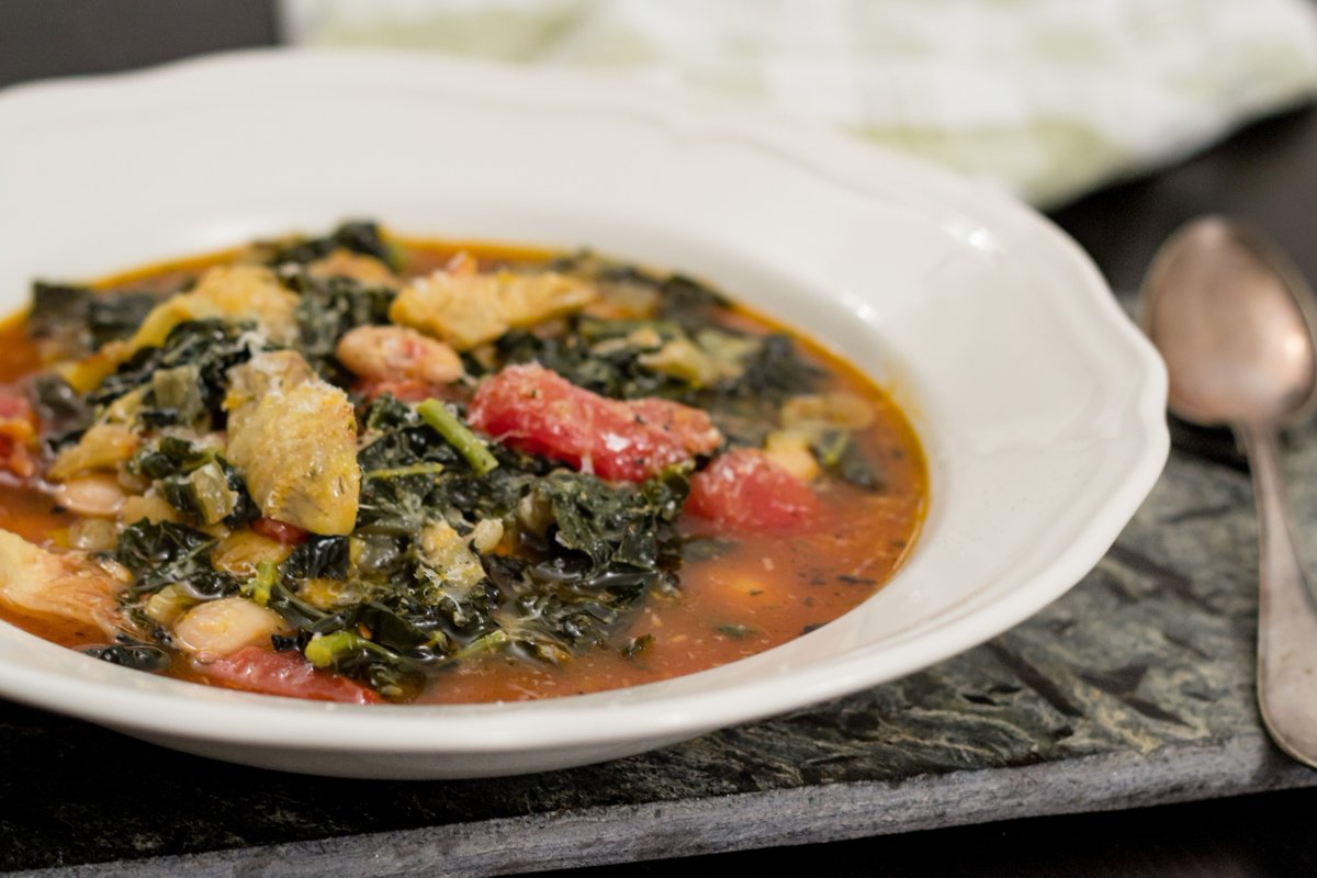 Ataborman's tweet image. Det här är en riktigt, riktigt mustig grönsakssoppa som får mycket av sin smak av att vi ugnsrostar grönsakerna ganska hårt. Det ger soppan en mer komplex och intressant smak, och är som bonus väldigt enkelt att genomföra. ow.ly/iR2Y30jE2m8 #recept #foodporn