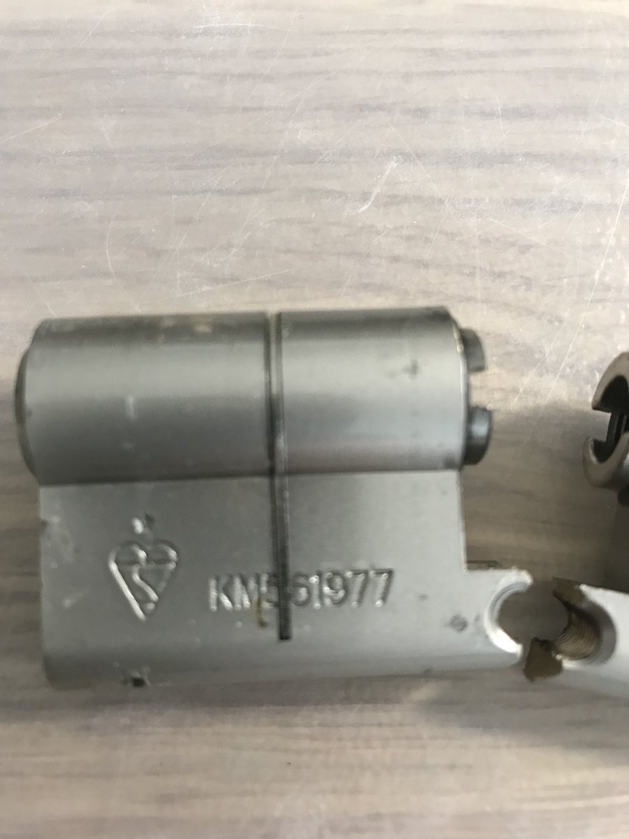 KnoxLocks's tweet photo. Never rely on the sacrificial cut on a 1 Star Euro Cylinder “hence why its not rated 3 Star”....Still it made my job a lot easier in this “Lost Keys” situation so a big thanks to UAP 👍🏻, there is now an Ultion 3 Star jobbie in its place #brisantsecure #ultion #knoxlocks https://t.co/dEXx0tGX0d