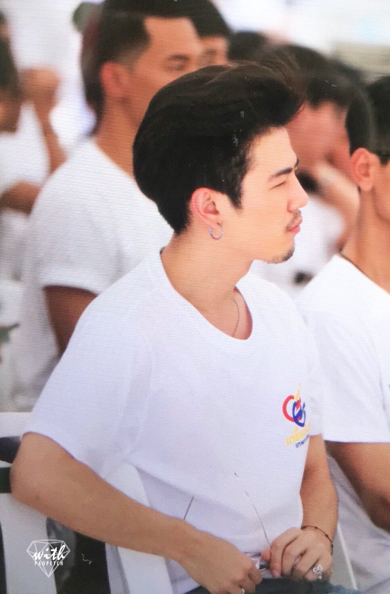 with_paopetch's tweet photo. ฮ็อตมากกกกก ทั้งอากาศทั้งคน กายใจละลายไปหมด ฮื้ออออออ 😭😭😭💘💘💘 #หนูรู้กไม่มีร้าวว 🤣🤣🤣 #ฮ็อตมากอะไรมาก #เผ่าเพชรคนฮ็อต2018 #Preview #paopetch_viii #งานบวงสรวงซีรี่ส์GGEZ #เผ่าเพชร https://t.co/ZewqWZ3Xaw