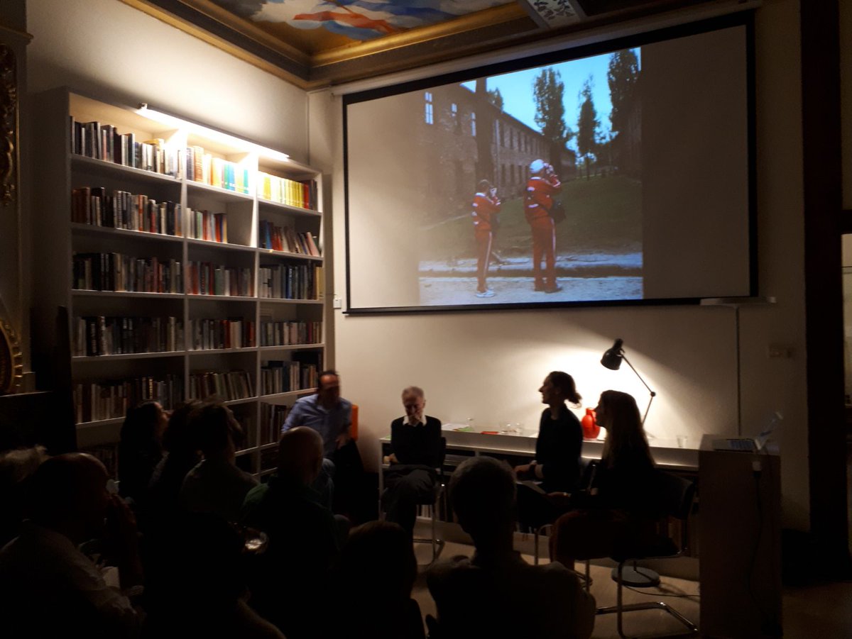 WhatsHapNow's tweet photo. Tevreden kijken we terug naar een erg geslaagde avond over #oorlogstoerisme @HuisDePinto met @rogercremers en Ido Abrams. Met een erg betrokken publiek bespraken we kwesties als wel/niet kledingsvoorschriften in #Auschwitz of het maken van #selfies voor de gaskamers. https://t.co/JKBAVuJTPu