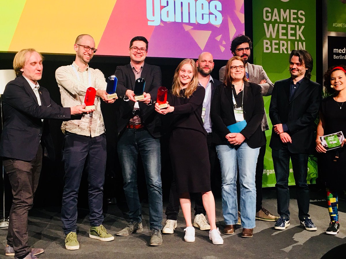 game_verband's tweet photo. Herzlichen Glückwunsch nochmal an alle Gewinner des ersten #mpg18! Mit ihren Beiträgen haben @hannahknuth, @wenigertoast, @sofakissen & @HookedMagazin die Jury überzeugt. Wir freuen uns schon jetzt auf die kommenden Audio-, Video- & Text-Beiträge aller Nominierten rund um #Games! https://t.co/tOt9W2YrJr