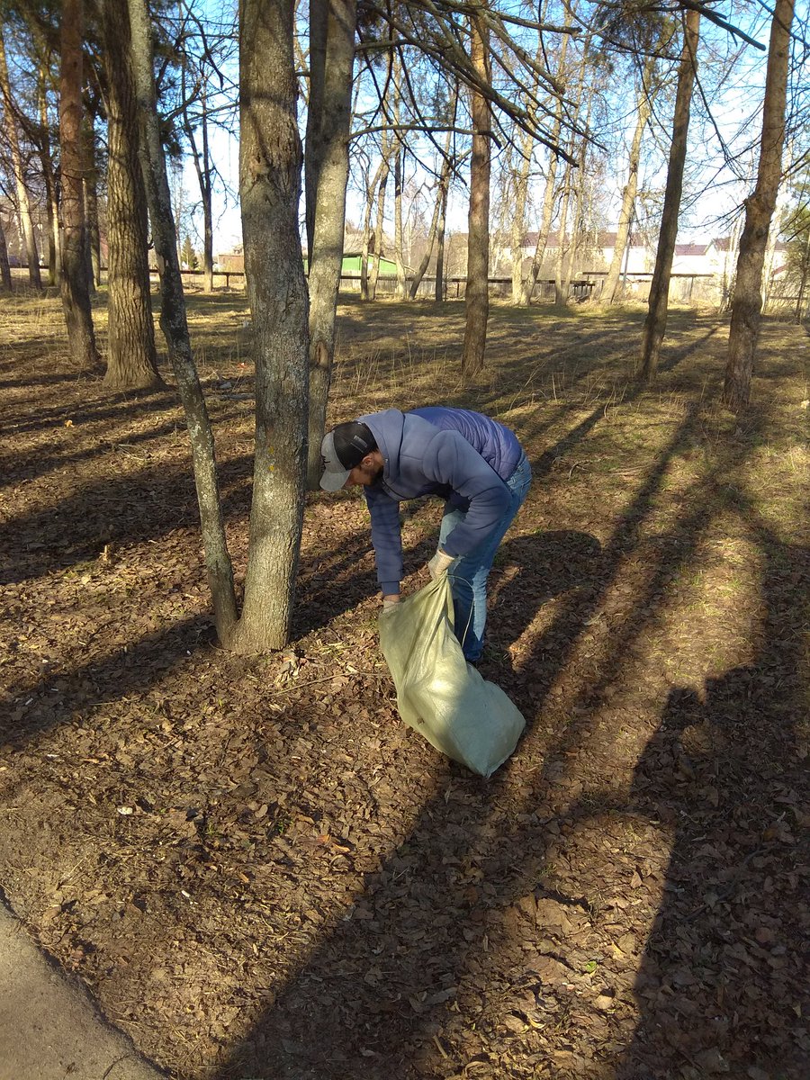 Активисты МГЕР начали уборку территорий.