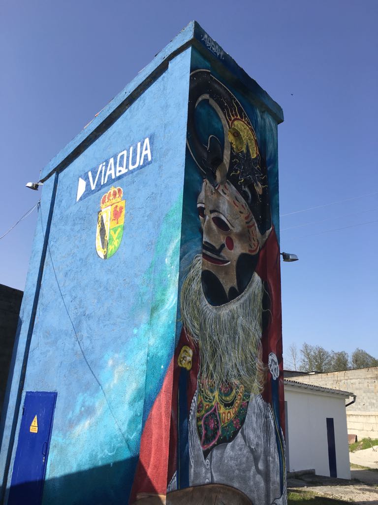 Cambio de imaxe da Estación Potabilizadora de #Xinzo de Limia! Grazas ao artista Abraham Caride, de <a href="/BasquiartOu/">Jabier</a>, integramos a instalación na contorna paisaxística. Máis información 👉 ow.ly/uUwp30jE634 #ArteUrbana #Entroido
