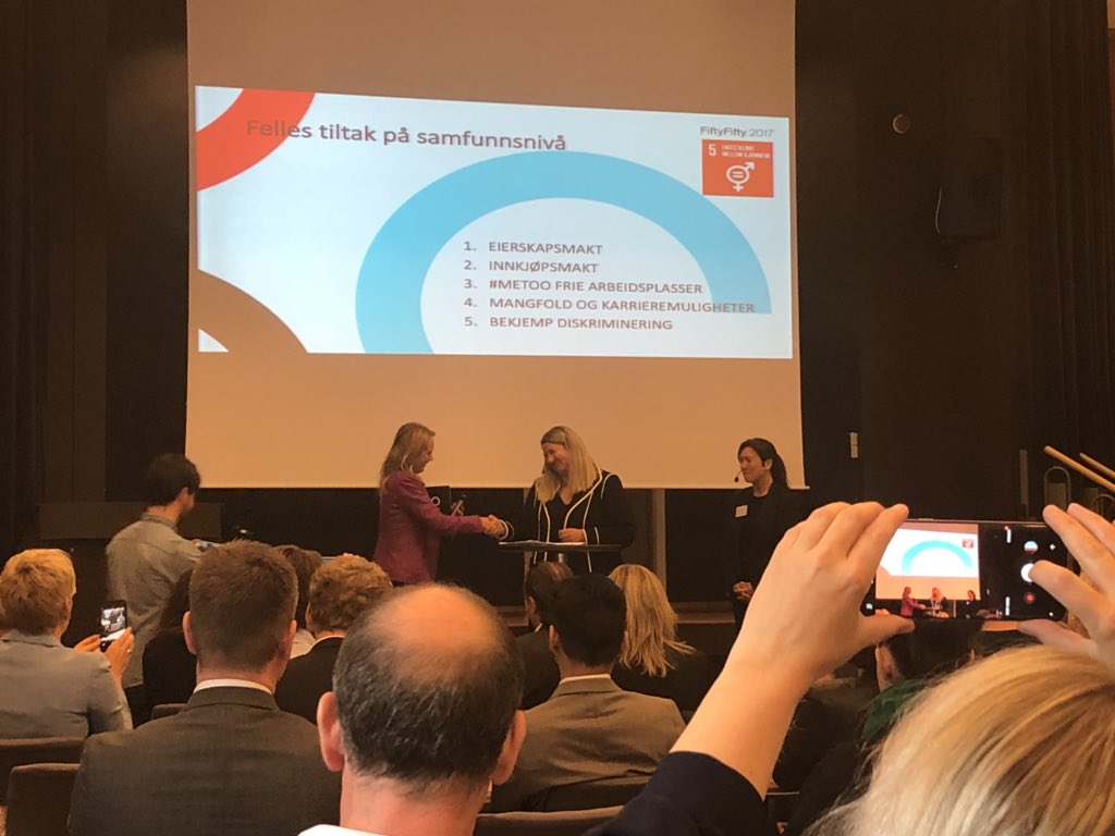 Takk for et glimrende innlegg om #likestilling på #mangfoldskonferansen2018 <a href="/Lindacath/">Linda H. Helleland</a> 

«Vi trenger flere kvinnelige ledere i Norge. 2 av 10 toppledere er kvinner. De er mine rollemodeller. Vi trenger en holdningsendring sier <a href="/Lindacath/">Linda H. Helleland</a> #fiftyfifty #hunspanderer <a href="/KrohnTraaseth/">Anita Krohn Traaseth</a>