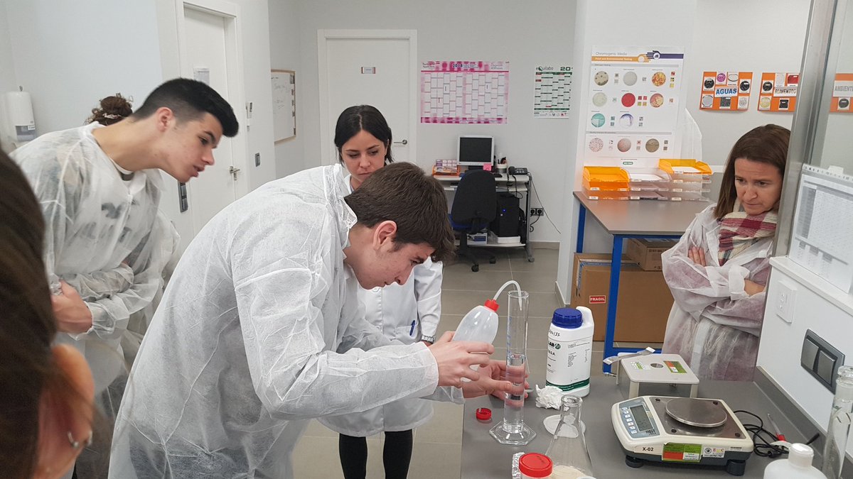 labtecnic's tweet image. Esto pasa cuando un grupo de estudiantes viditan un #laboratorio técnico.