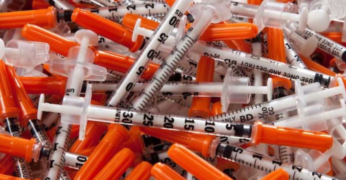 Металлические отходы. Контейнер для шприцов и медицинских отходов. Переработка мусора. Контейнер для отходов шприцов. Металлические отходы.