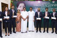 sdat_gov's tweet photo. Honble Chief Minister handed over Cash Awards to Sports Persons and Coaches who have won medals in Commonwealth Games 2018 https://t.co/Xx2vWZHgd0