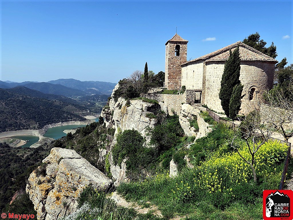PAISAJES MONTAÑAS DE PRADES: Primavera en la Iglesia de Sta María, en Siurana (S.XI) colgada desde el viejo pueblo medieval sobre el pantano al que da nombre. Ruta Refugios #CostaDaurada 90km aquí > moxigeno.com/2018/04/23/mon…