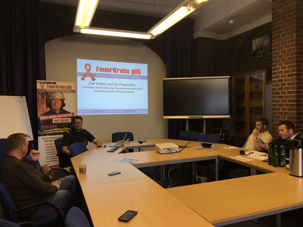 FeuerwehrHH's tweet photo. Heute tauschen sich Personalräte der @FeuerwehrHH und der @BFDuesseldorf zum Thema kontaminierte Schutzkleidung, #Einsatzhygiene und Folgen für Feuerwehrleute aus. 
Marcus Bätge @FeuerKrebs gibt einen Überblick über den aktuellen Stand.
#Feuerkrebs #Hamburg #Düsseldorf #Feuerwehr https://t.co/MvZ70NttAq
