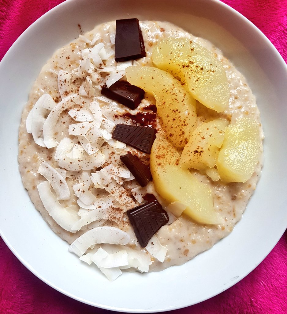 Chocolate for breakfast is always a winner☺ Pinhead oatmeal cooked with almond milk and cinnamon topped with apple slices, coconut chips, dark chocolate, and more cinnamon. 💚 #vegan #veganfood