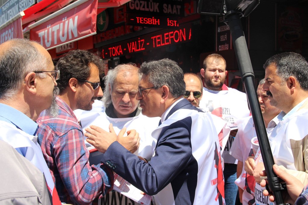 1 Mayıs'a çağrımız engellenemez!
OHAL düzeninizi eninde sonunda yıkacağız!
Demokratik, laik, barış içinde emeğin ülkesini kuracağız!
#1M18